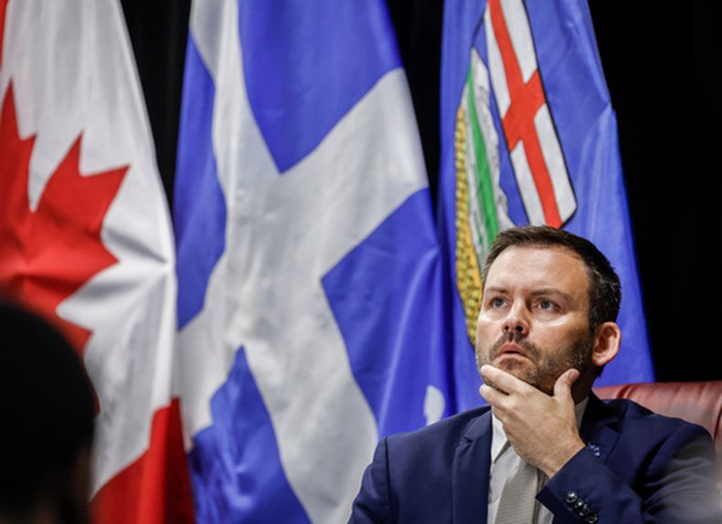 El líder del Parti Québécois, Paul St-Pierre Plamondon, escucha una pregunta durante un evento de la Escuela de Políticas Públicas de la Universidad de Calgary, el jueves 11 de septiembre de 2025. (Jeff McIntosh/The Canadian Press vía AP, Archivo)