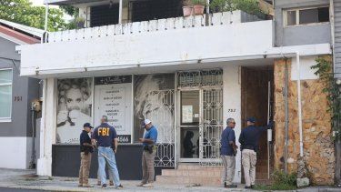 Agentes de la unidad de explotación infantil y tráfico humano del FBI allanan una residencia en Miramar