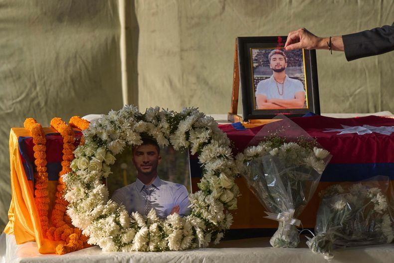 El féretro de Bipin Joshi, un nepalí que fue secuestrado por Hamás durante el ataque a Israel del 7 de octubre del 2023, en el Aeropuerto Internacional Tribhuvan en Katmandú, Nepal, el 20 de octubre del 2025. (AP foto/Niranjan Shrestha)