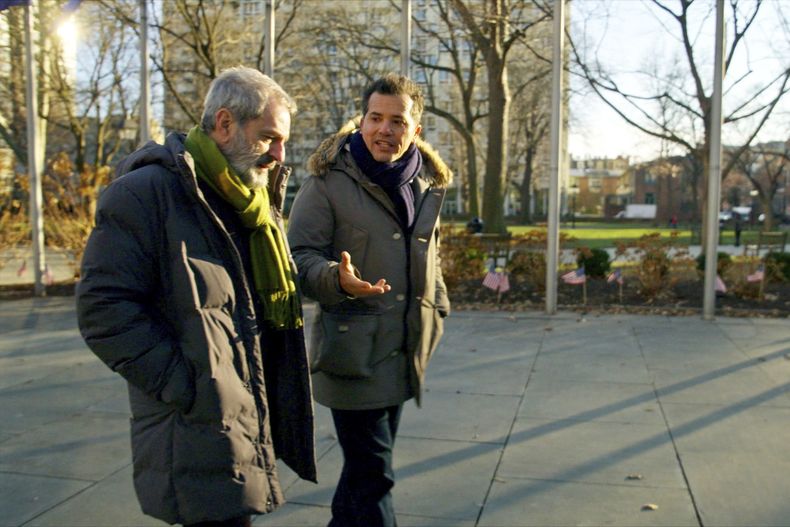 Esta imagen difundida por PBS muestra al actor y presentador John Leguizamo, a la derecha, con el profesor de Barnard College, José Moya, en Nueva York durante el rodaje de la serie VOCES American Historia: The Untold History of Latinos. (NGL Studios/PBS via AP)