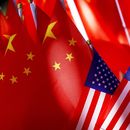 Banderas estadounidenses y chinas en la parte superior de un triciclo de carga el 16 de septiembre de 2018 en Beijing. (AP Foto/Andy Wong, Archivo)