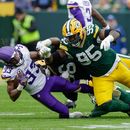 ARCHIVO - Aaron Jones Sr. (33), running back de los Vikings de Minnesota, es golpeado por Devonte Wyatt (95), tackle defensivo de los Packers de Green Bay, durante el partido de la NFL del 23 de noviembre de 2025, en Green Bay, Wisconsin. (AP Foto/Matt Ludtke, Archivo)