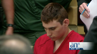 Cabizbajo y sumiso, Nikolas Cruz regresa a la corte