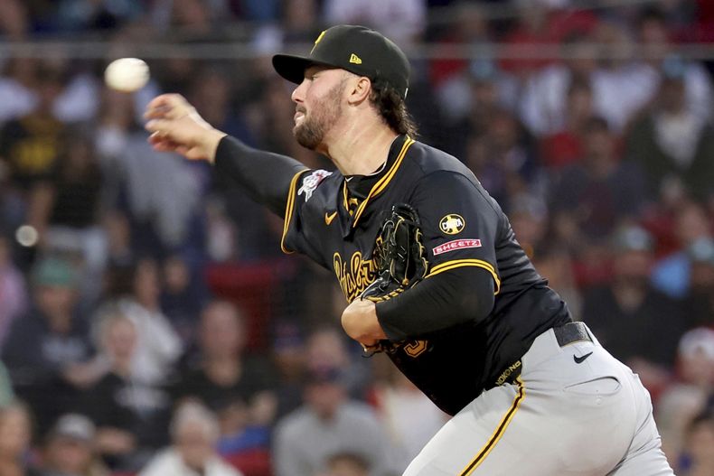 Paul Skenes, de los Piratas de Pittsburgh, hace un lanzamiento ante los Medias Rojas de Boston, el viernes 29 de agosto de 2025 (AP Foto/Mark Stockwell)