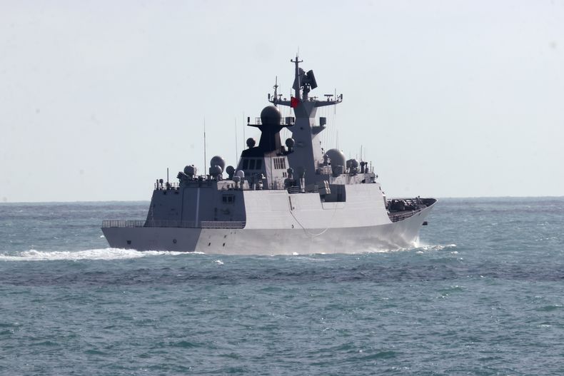 En esta imagen proporcionada por la Fuerza de Defensa de Australia, la fragata Hengyang de clase Jiangkai del Ejército de Liberación Popular navega por el estrecho de Torres, cerca de la costa australiana, el 11 de febrero de 2025. (Fuerza de Defensa Australiana via AP)