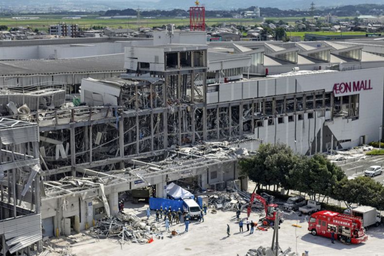 En esta imagen aérea, tomada con un dron el jueves 30 de julio de 2026, se observa a los equipos de emergencia trabajando en el centro comercial AEON Mall Kumamoto tras una explosión ocurrida después de un terremoto, en Kashima, prefectura de Kumamoto, en el sur de Japón. (Koji Harada/Kyodo News vía AP)