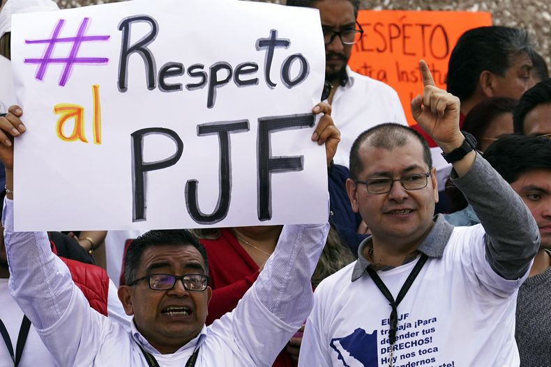 Empleados judiciales protestan por el recorte de fondos en el presupuesto del próximo año en el inicio de una huelga de dos semanas, en las afueras de sus oficinas en Ciudad de México, el jueves 19 de octubre de 2023. Portan un cartel que pide respeto para el Poder Judicial Federal. (AP Foto/Marco Ugarte)