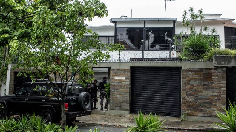 Luego que el comisario venezolano consiguiera pasar a prisión domiciliaria, su abogado explicó que la vigilancia del Sebin "será permanente" en el domicilio. El antichavismo celebró la medida humanitaria