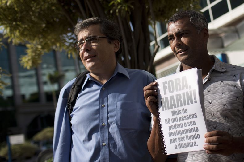 Ivo Herzog (izq) hijo de Vladimir Herzog, periodista que fue asesinado estando preso durante la dictadura militar brasileña, con el congresista Romario en Rio de Janeiro el 1 de abril del 2013. (AP foto/Felipe Dana)