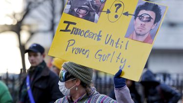 Manifestante sostiene una pancarta mientras espera la llegada de Luigi Mangione para su comparecencia ante el Tribunal Penal de Manhattan, el lunes 23 de diciembre de 2024, en Nueva York. (AP foto/Stefan Jeremiah)