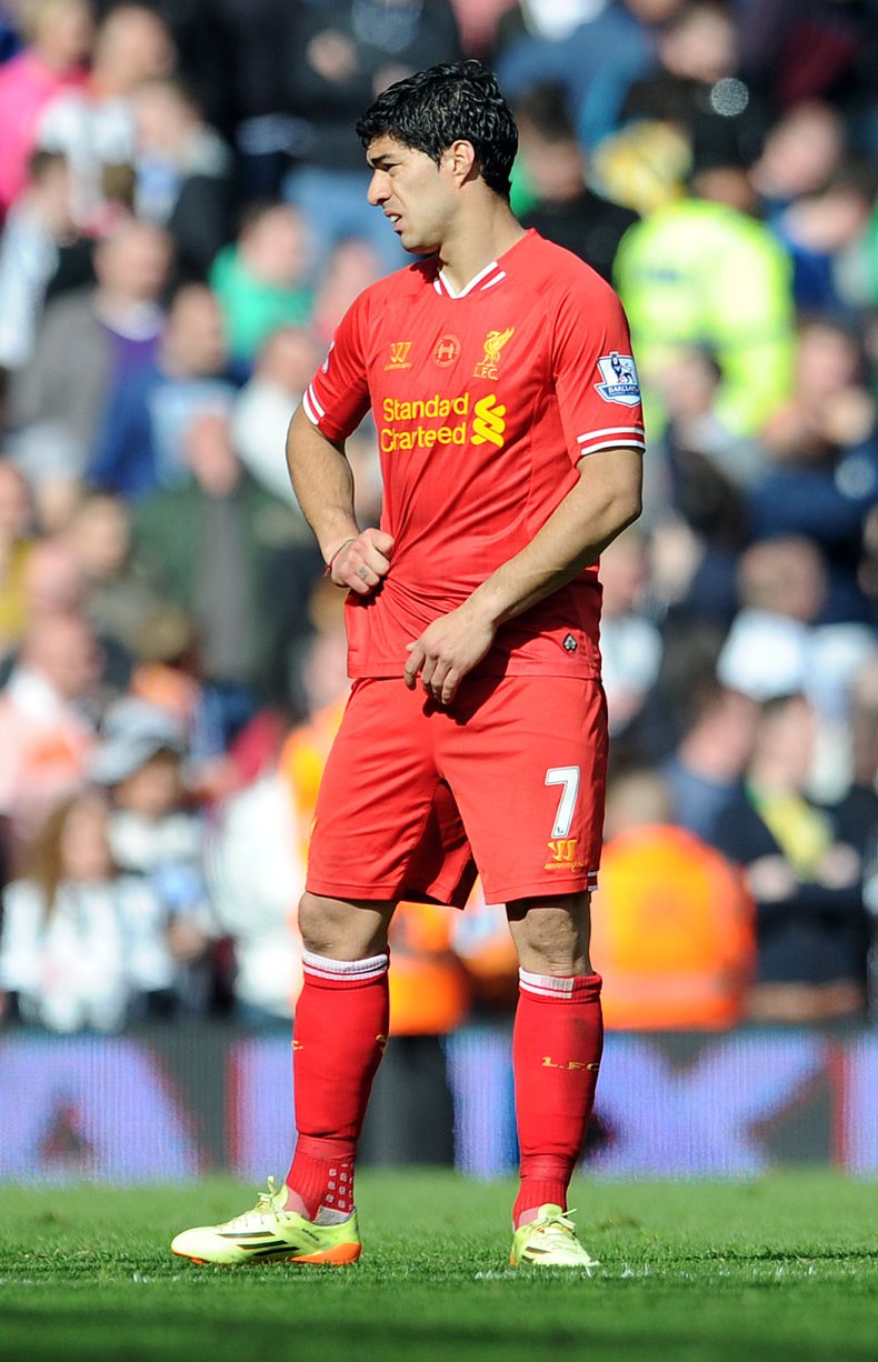 El jugador de Liverpool y la selecci&oacute;n uruguaya, Luis Su&aacute;rez, observa durante un partido contra Newcastle el domingo, 11 de mayo de 2014, en Liverpool. (AP Photo/Clint Hughes)