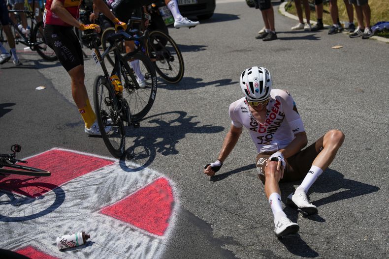 Un ciclista yace en el suelo tras un choque en la 15ma etapa del Tour de Francia entre Les Gets Les Portes du Soleil y Saint-Gervais Mont-Blanc el domingo 16 de julio del 2023. (AP Photo/Daniel Cole)