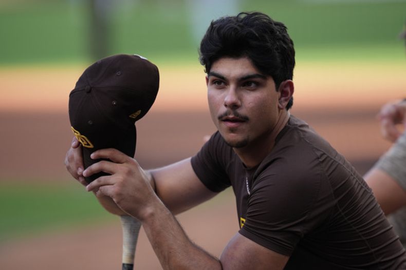 El venezolano Ethan Salas, de los Padres de San Diego, espera el comienzo de la Serie de Comodines de la Liga Nacional ante los Cachorros de Chicago, el martes 29 de septiembre de 2026 (AP Foto/Gregory Bull)