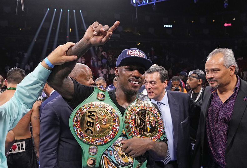 ARCHIVO - Jermall Charlo posa con su cinturón de campeón tras vencer a Juan Macías Montiel en una pelea de boxeo por el campeonato mundial de peso mediano del Consejo Mundial de Boxeo (CMB), el sábado 19 de junio de 2021, en Houston. El CMB despojó al invicto Jermall Charlo de su título de peso mediano tras su arresto esta semana bajo sospecha de conducir ebrio en Texas. La organización nombró el martes 7 de mayo de 2024 a Carlos Adames como su campeón en la división. (AP Foto/David J. Phillip, Archivo)