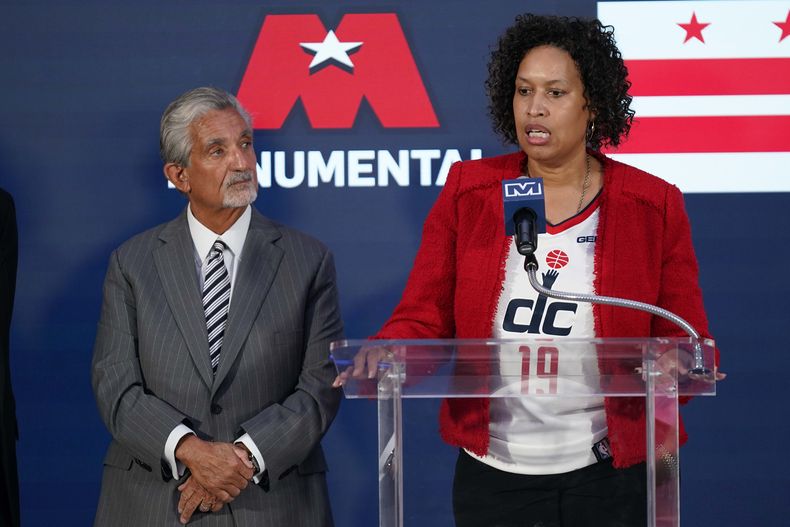 Muriel Bowser (derecha), alcaldesa de Washington D.C. habla en una conferencia de prensa junto a Ted Leonsis, dueño de los Wizards y los Capitals, el miércoles 27 de marzo de 2024 (AP Foto/Stephanie Scarbrough)