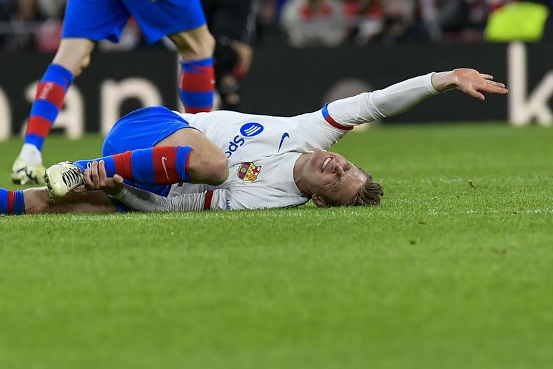 El volante del Barcelona Frenkie de Jong tras sufrir una lesión en el partido contra el Athletic Bilbao en la Liga de Campeones, el domingo 3 de marzo de 2024. (AP Foto/Alvaro Barrientos)