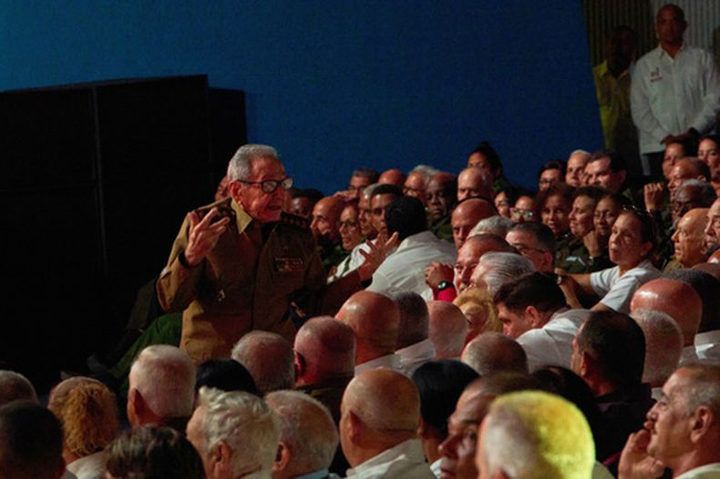 El líder cubano Raúl Castro pronuncia un discurso durante una gala que conmemora el centenario del nacimiento de su hermano Fidel Castro en el teatro Karl Marx de La Habana, Cuba, el jueves 13 de agosto de 2026. (AP Foto/Ramón Espinosa)