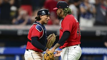 El cerrador dominicano Emmanue Clase, derecha, celebra junto al receptor Bo Naylor la victoria de los Guardianes de Cleveland sobre los Atléticos de Oakland, por 7-6, en partido jugado este miércoles 21 de junio de 2023. (AP Photo/David Dermer)