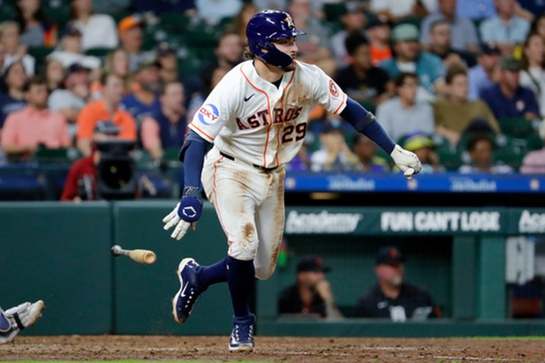Raynel Delgado, de los Astros de Houston, suelta su bate mientras observa su sencillo productor de dos carreras contra los Tigres de Detroit durante la octava entrada de un partido de béisbol, el martes 16 de junio de 2026, en Houston. (Foto AP/Michael Wyke)