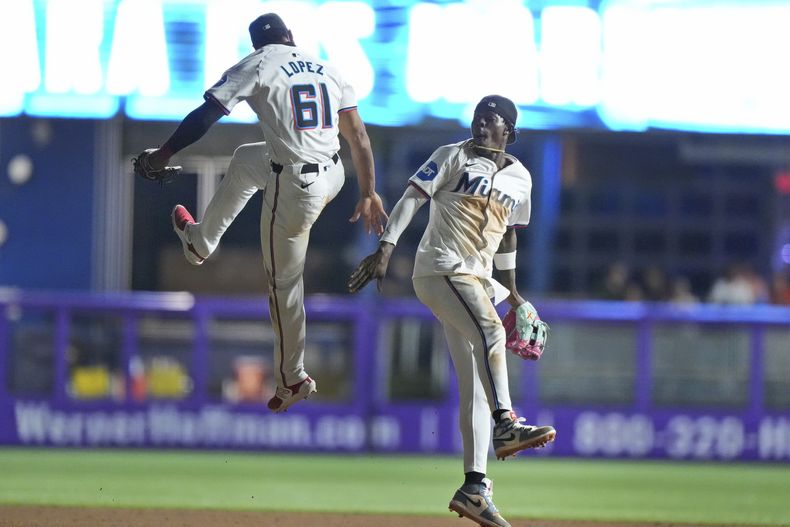 El segunda base dominicano de los Marlins de Miami, Otto López (61) y el jardinero central Jazz Chisholm Jr. celebran luego del triunfo de los Marlins ante los Orioles de Baltimore, el martes 23 de julio de 2024, en Miami. (AP Foto/Wilfredo Lee)