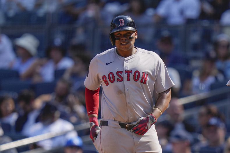 Rafael Devers, de los Medias Rojas de Boston, sonríe después de conectar un sencillo de dos carreras durante la quinta entrada contra los Yankees de Nueva York, el sábado 14 de septiembre de 2024, en Nueva York. (AP Foto/Frank Franklin II)