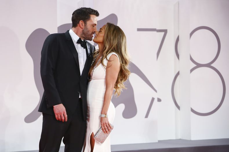 ARCHIVO - Jennifer Lopez y Ben Affleck se besan en el estreno de la cinta The Last Duel durante el Festival de Cine de Venecia, en Italia, el 10 de septiembre de 2021. (Foto por Joel C Ryan/Invision/AP, Archivo)