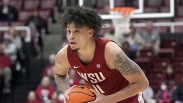 ARCHIVO- El alero de Washington State, DJ Rodman (11), durante un juego de baloncesto de la NCAA en contra de Stanford, en Stanford, California, el jueves 23 de febrero de 2023. La Universidad del Sur de California ya había asegurado a Bronny James, hijo de la súper estrella de los Lakers LeBron James. Ahora, D.J. Rodman, el hijo del gran Dennis Rodman, anunció que será transferido a los Troyanos de USC. (AP Foto/Jeff Chiu, Archivo)