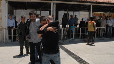 americateve | Foto proporcionada por la agencia estatal de noticias SANA donde se ve a un prisionero abrazar a un familiar despu&eacute;s de salir de la c&aacute;rcel en Damasco, Siria, el 11 de junio de 2014. El gobierno sirio liber&oacute; a unos 530 detenidos como p
