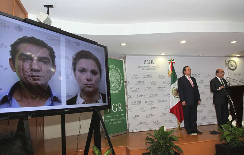 ARCHIVO - El entonces fiscal general de México, Jesús Murillo Karam, a la derecha, flanqueado por Tomás Zerón, director de la Agencia de Investigación Criminal de México, habla durante una conferencia de prensa sobre los más de 40 estudiantes universitarios desaparecidos y presuntamente muertos desde septiembre, en la Ciudad de México, el 7 de diciembre 2014. Las autoridades mexicanas anunciaron el lunes 15 de mayo de 2023 la apertura de una investigación contra Tomás Zerón por la compra en 2014 del software espía Pegasus, que según defensores de la libertad de prensa se utilizó para espiar a periodistas y activistas de derechos humanos. (Foto AP/Marco Ugarte, Archivo)
