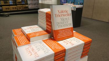 americateve | Pila de ejemplares del libro de la ex primera dama francesa Valerie Trierweiler &quot;Merci pour ce moment&quot; (Gracias por este momento) en una librer&iacute;a parisina, jueves 4 de septiembre de 2014. La ex compa&ntilde;era del presidente Francois Hol