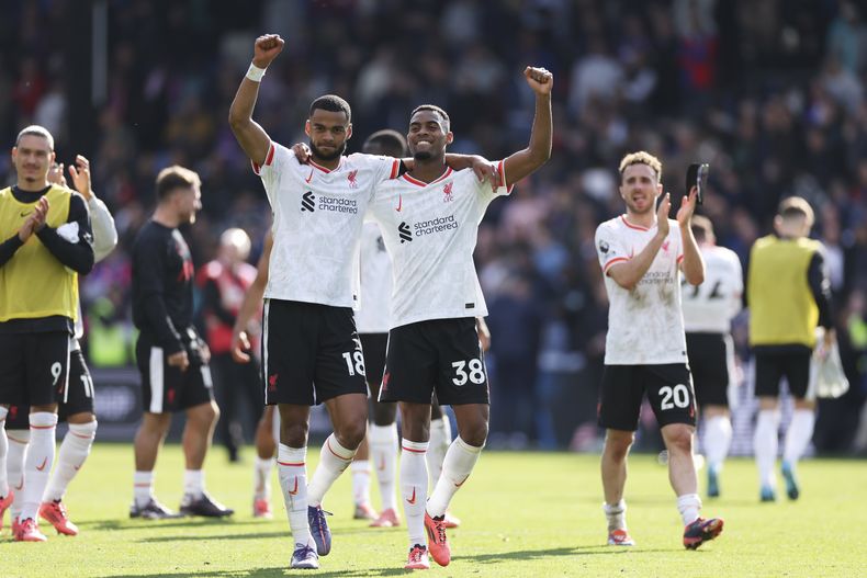 Cody Gakpo, Ryan Gravenberch y Diogo Jota celebran la victoria del Liverpool ante el Crystal Palace en la Liga Premier el sábado 5 de octubre del 2024. (AP Foto/Ian Walton)