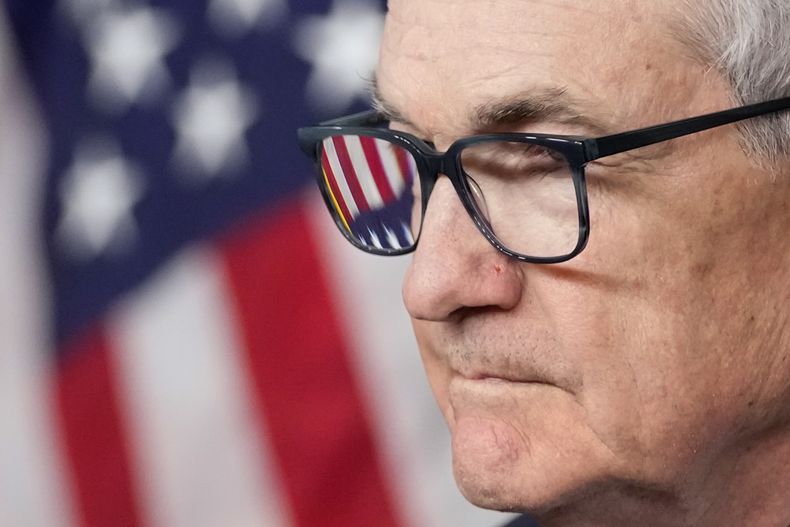 Una bandera estadounidense se refleja en los lentes del presidente de la Reserva Federal, Jerome Powell, mientras habla en una conferencia de prensa en la sede de la Fed, el 13 de diciembre de 2023, en Washington. (AP Foto/Alex Brandon, Archivo)