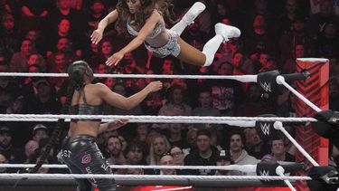 ARCHIVO - La luchadora Carmella salta sobre Bianca Belair durante el evento RAW de la WWE, el 6 de marzo de marzo de 2023, en Boston. Raw será transmitido por Netflix desde el año próximo. (AP Foto/Charles Krupa)