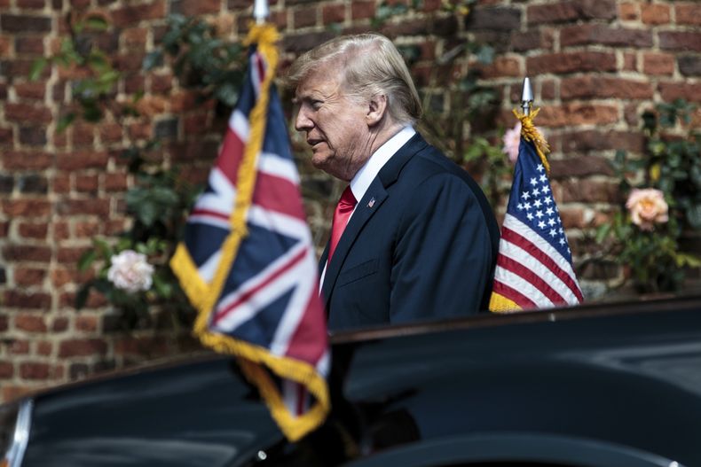 ARCHIVO - El presidente de Estados Unidos, Donald Trump, llega apara reunirse con la primera ministra británica, Theresa May, antes de su reunión en Chequers, Buckinghamshire, Inglaterra, el 13 de julio de 2018. (Jack Taylor/Pool Foto via AP, Archivo)