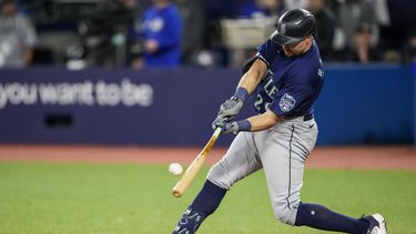 Cal Raleigh pega su segundo jonrón para los Marineros de Seattle ante los Azulejos, en Toronto, el domingo 30 de abril de 2023. (Andrew Lahodynskyj/The Canadian Press via AP)