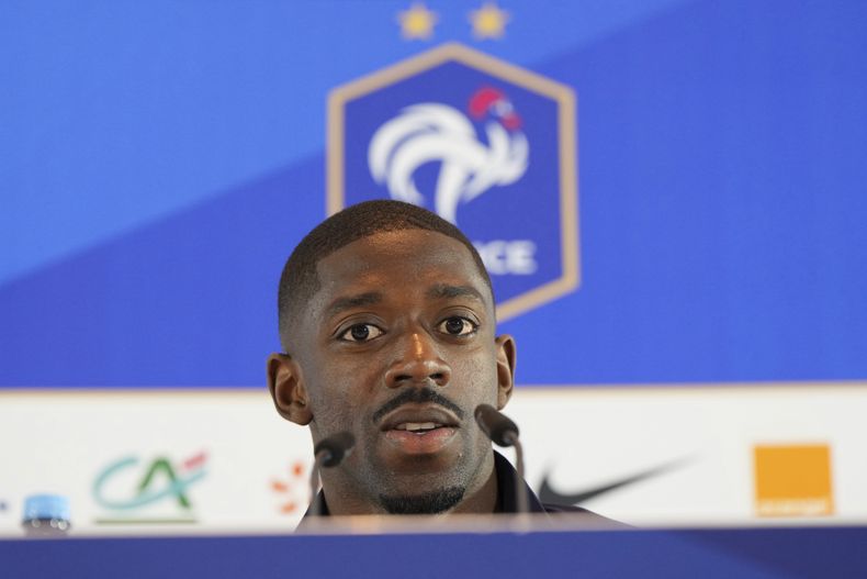El francés Ousmane Dembélé habla en conferencia de prensa en Paderborn, Alemania el jueves 13 de junio del 2024. (AP Foto/Hassan Ammar)
