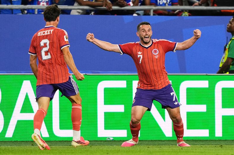John McGinn, de Escocia, festeja con su compañero Aaron Hickey, luego de anotar ante Haití en un encuentro del Mundial disputado el sábado 13 de junio de 2026 en Foxborough, Massachusetts (AP Foto/Martin Meissner)
