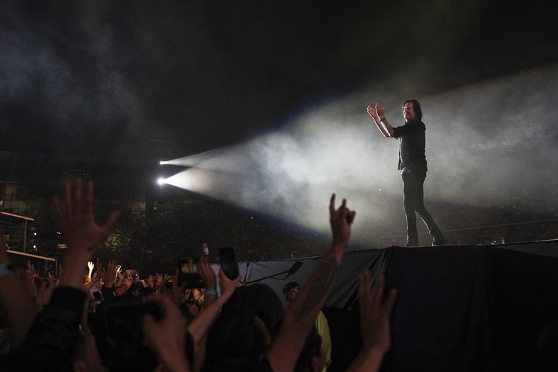 El vocalista Saúl Hernández de la banda mexicana Caifanes durante su presentación en la 25ª edición del festival de música Vive Latino en la Ciudad de México, el sábado 15 de marzo de 2025. (Foto AP/Aurea Del Rosario)