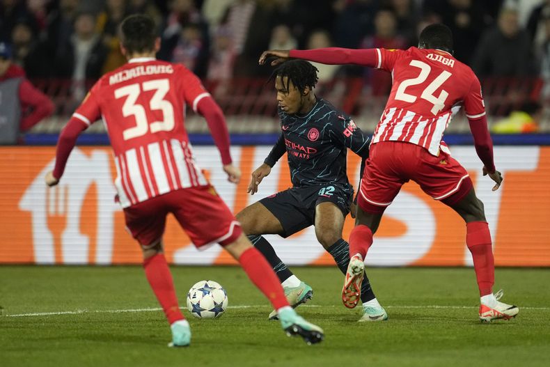 Micah Hamilton del Manchester City pelea por el balón con Srdan Mijailovic y Nasser Djiga del Red Star de Belgrado en el encuentro del Grupo G de la Liga de Campeones en el Estadio Rajko Mitic el miércoles 13 de diciembre del 2023. (AP Foto/Darko Vojinovic)