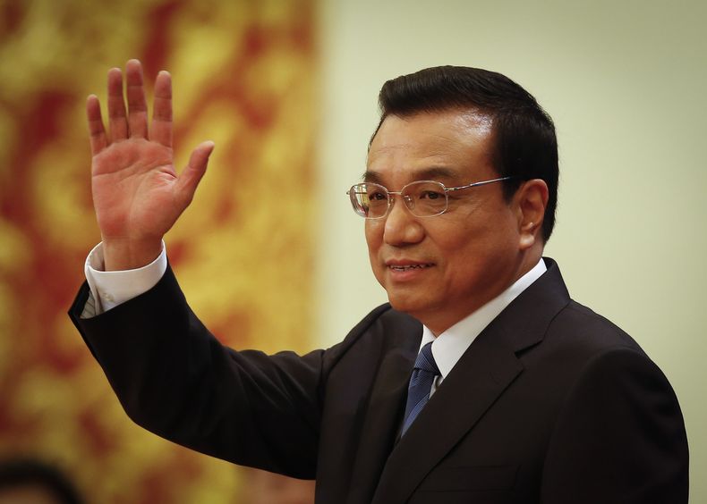 El primer ministro chino Li Keqiang saluda a su llegada a la prensa al t&eacute;rmino de la ceremonia de clausura de la reuni&oacute;n de la Asamblea Nacional Popular en el Gran Sal&oacute;n del Pueblo en Beijing, China, el jueves 13 de marzo de 2014. Keq
