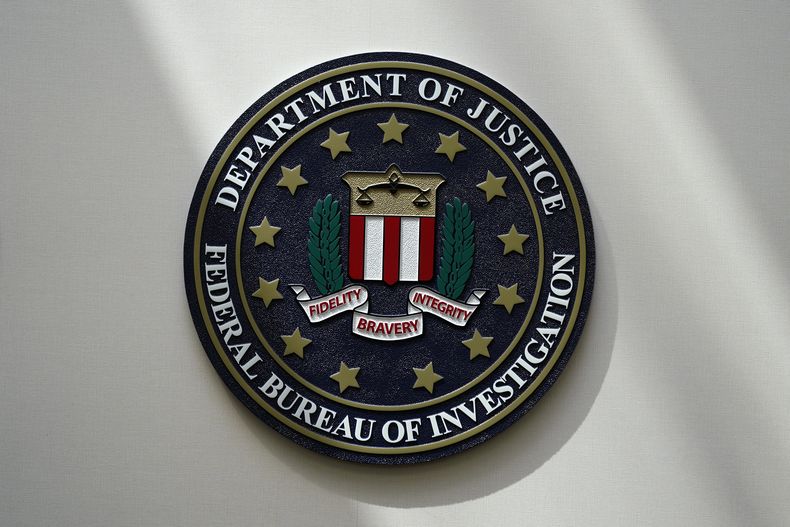 Un sello del FBI en una pared el 10 de agosto de 2022, en Omaha, Nebraska. (Foto AP/Charlie Neibergall, Archivo)