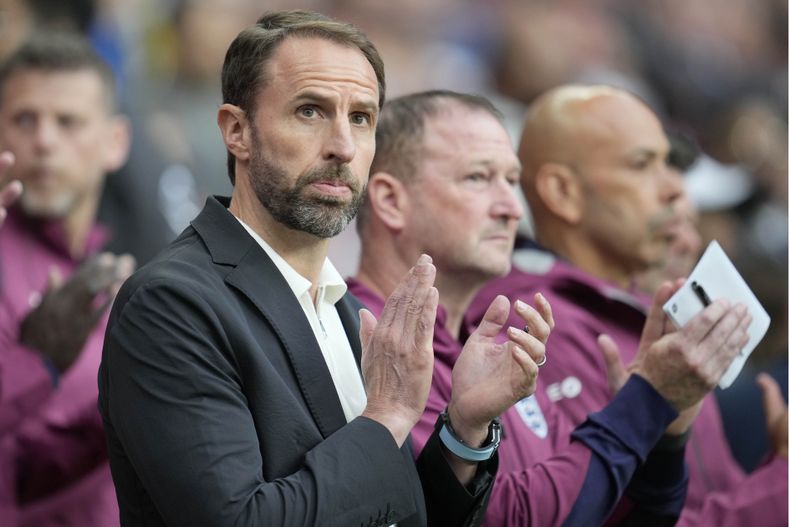 El director técnico de Inglaterra, Gareth Southgate aplaude antes del inicio del partido amistoso internacionale entre Inglaterra e Islandia en el estadio de Wembley, el viernes 7 de junio de 2024.(AP Foto/Kin Cheung)