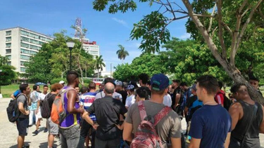 protesta en la habana frente al ministerio de comunicaciones