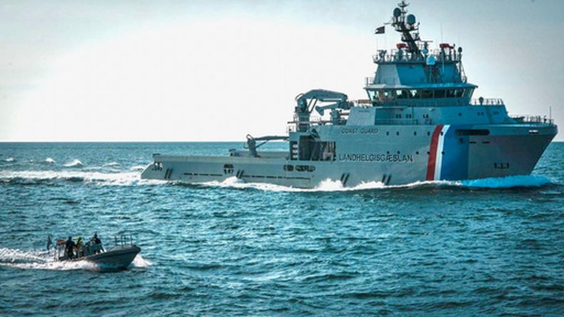 Esta fotografía del 30 de julio de 2026, facilitada por la Fundación Capitán Paul Watson, muestra una embarcación de la Guardia Costera de Islandia vista desde el barco de protesta Bandero. (Fundación Capitán Paul Watson vía AP)