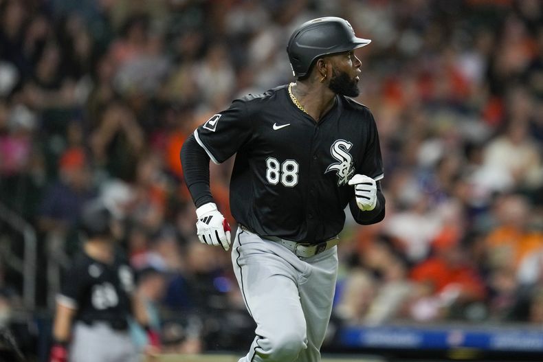 El cubano Luis Robert Jr., de los Medias Blancas de Chicago, trota luego de conectar un jonrón ante los Astros de Houston, el viernes 15 de agosto de 2024 (AP Foto/Eric Christian Smith)