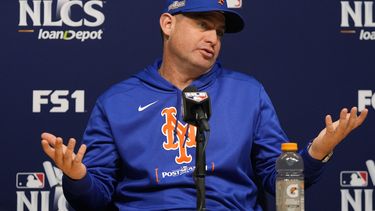 El mánager de los Mets de Nueva York, Carlos Mendoza, habla durante una conferencia de prensa antes del Juego 6 de una Serie de Campeonato de la Liga Nacional de béisbol contra los Dodgers de Los Ángeles, el sábado 19 de octubre de 2024, en Los Ángeles. (AP Foto/Mark J. Terrill)