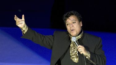 ARCHIVO - El cantautor mexicano Juan Gabriel durante su presentación en el Auditorio Nacional de la Ciudad de México el 10 de abril de 2015. La grabación de Juan Gabriel de Amor eterno de 1990 será incorporada al Registro Nacional de Grabaciones de la Biblioteca del Congreso se anunció el martes 16 de abril de 2024. (Foto AP/Rebecca Blackwell, archivo)