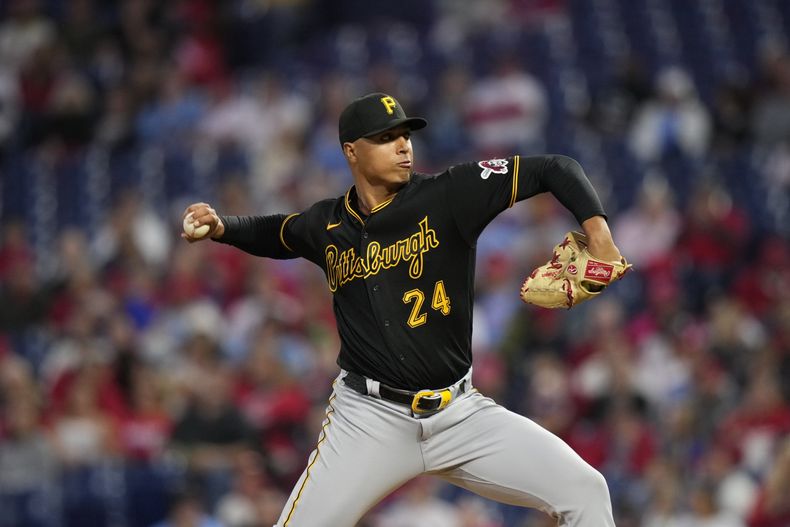 ARCHIVO - Johan Oviedo, de los Piratas de Pittsburgh, juega contra los Filis de Filadelfia, el 27 de septiembre de 2023, en Filadelfia. (AP Foto/Matt Slocum, Archivo)