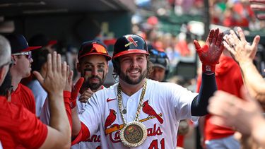 Alec Burleson (41), de los Cardenales de San Luis, es felicitado en el dugout después de batear un cuadrangular solitario en la quinta entrada del juego de béisbol de Grandes Ligas contra los Rockies de Colorado el domingo 9 de agosto de 2026, en San Luis. (AP Foto/Joe Puetz)