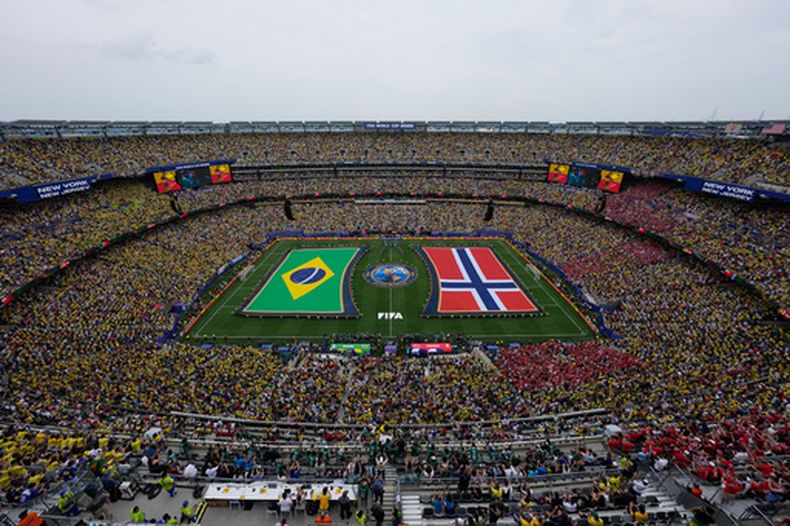 Las banderas de Brasil y Noruega se despliegan antes del partido entre ambos países en los octavos de final de la Copa del Mundo, el domingo 5 de julio de 2026 en East Rutherford, Nueva Jersey (AP Foto/Stephen K.H. Moyes)